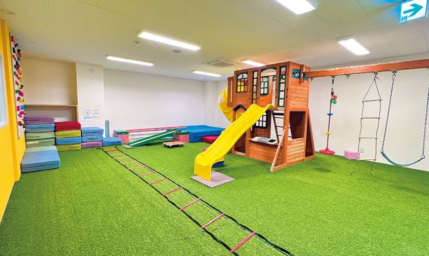 滑り台がある緑の床の部屋