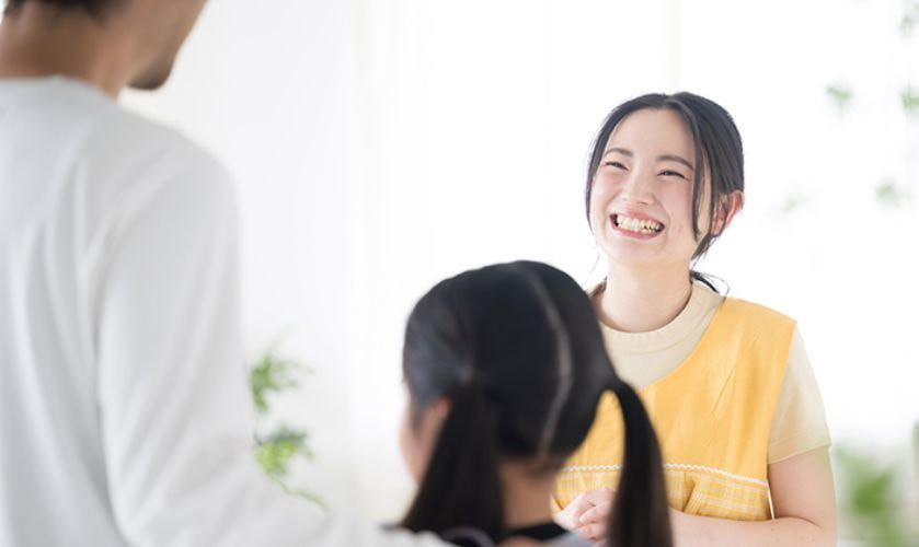 保護者と子供と笑顔の保育士