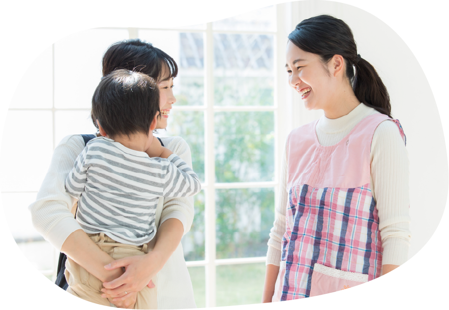 保護者と子供と笑顔の保育士