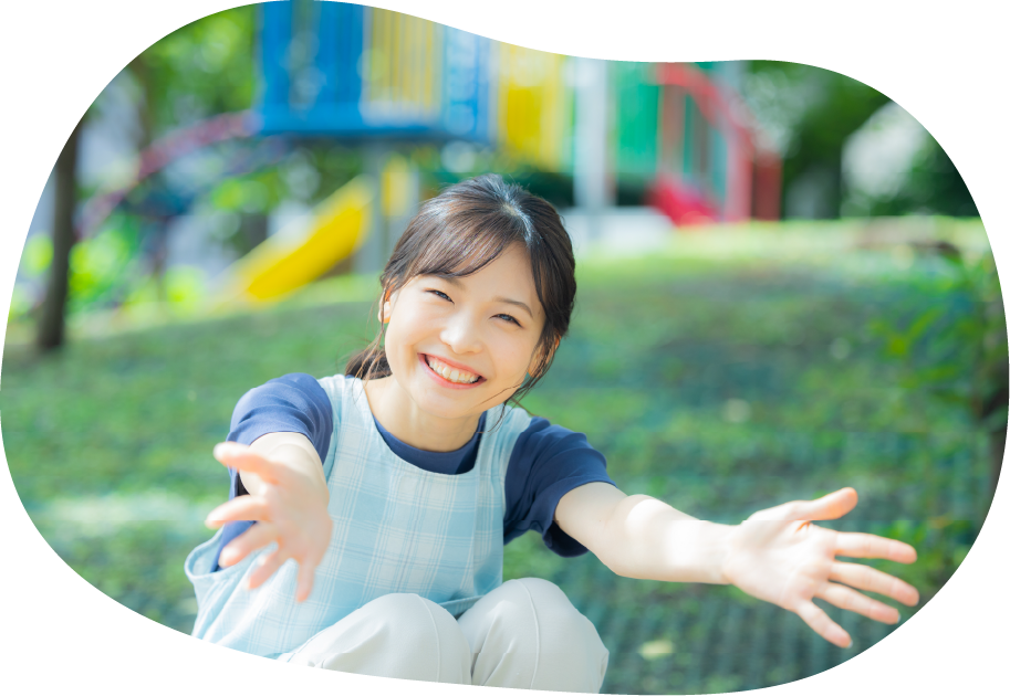 両手を差し出す笑顔の保育士