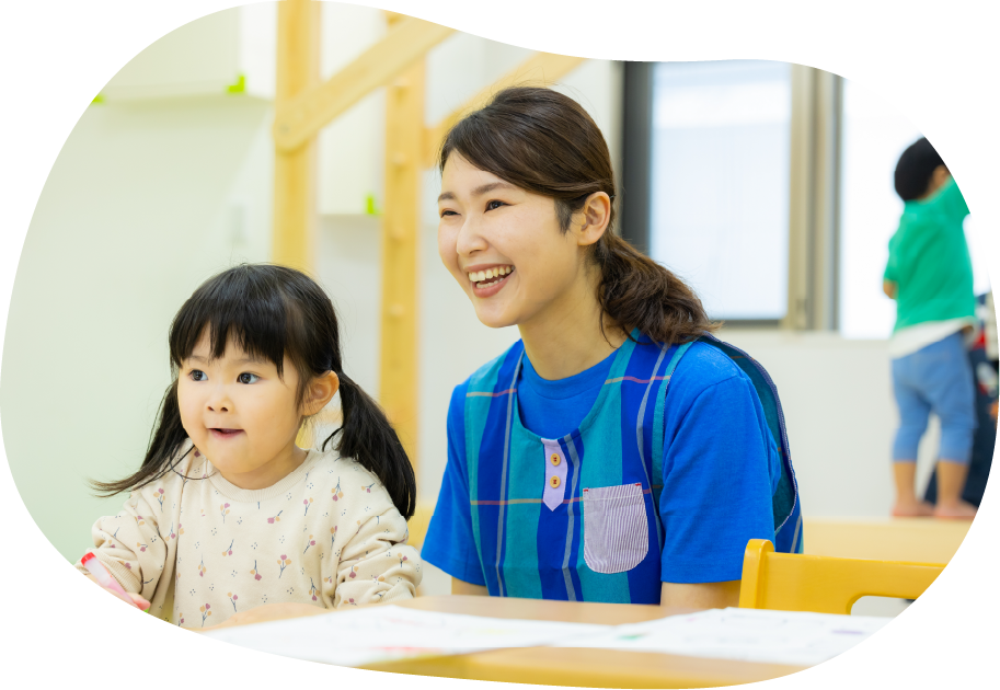 子供と笑顔の保育士