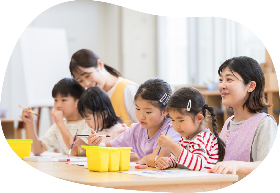 保育士2人と子供たち