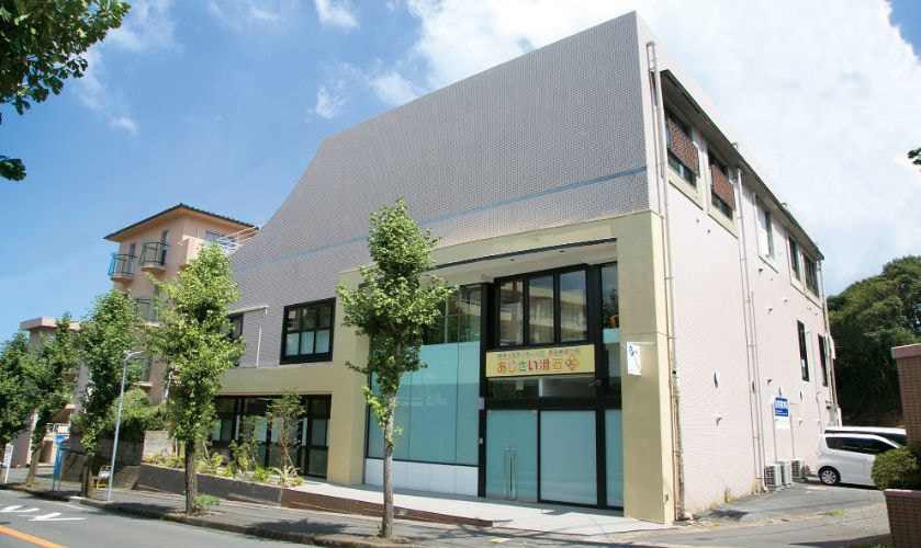 白い建物の外観と空